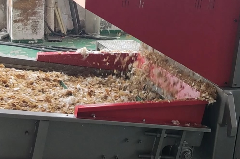 Shredding of waste cloth, ton bags, and oil film paper Shredding of waste cloth, ton bags, and oil film paper